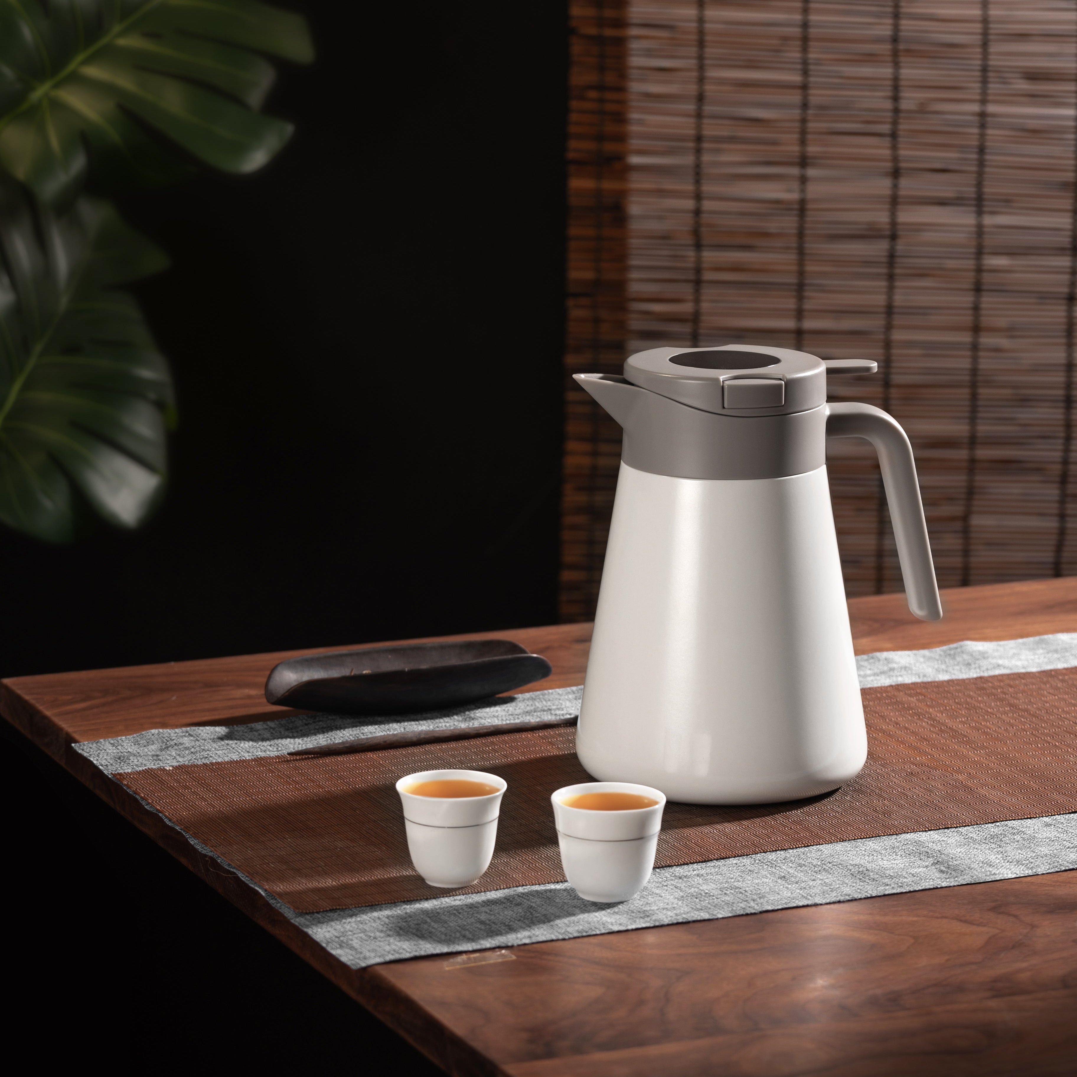 Vakuum-Thermoskanne, Teekanne mit Sieb/Infuser 1,3 Liter, Weiß
