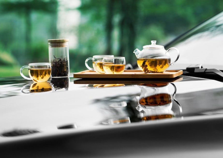 Teeservice aus Glas mit Teekanne, Vorratsglas, Tassen, Reisetasche