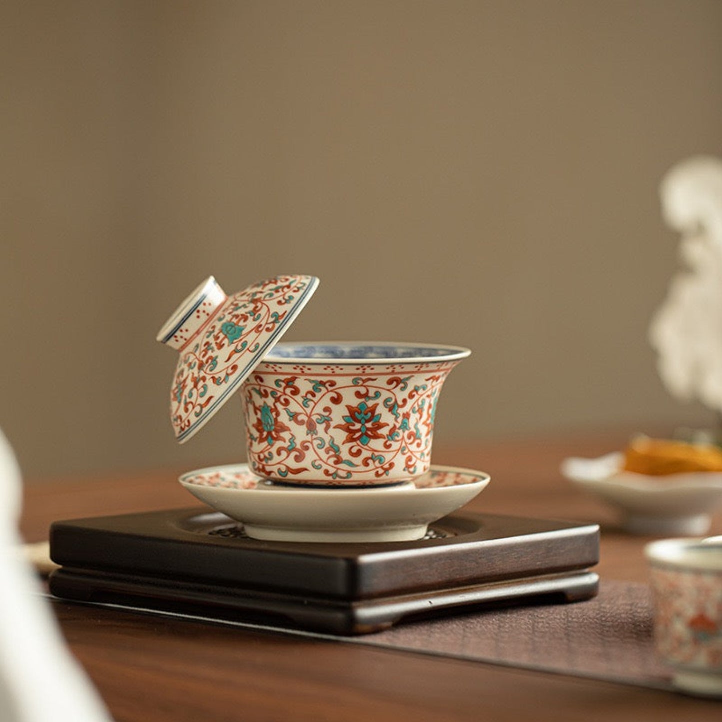 Fengcai-stijl (Famille Rose) keramische Gongfu Gaiwan met schotel 170ml
