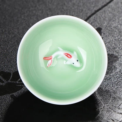 Porcelánový šálek na čaj Gongfu Celadon s rybičkou Koi