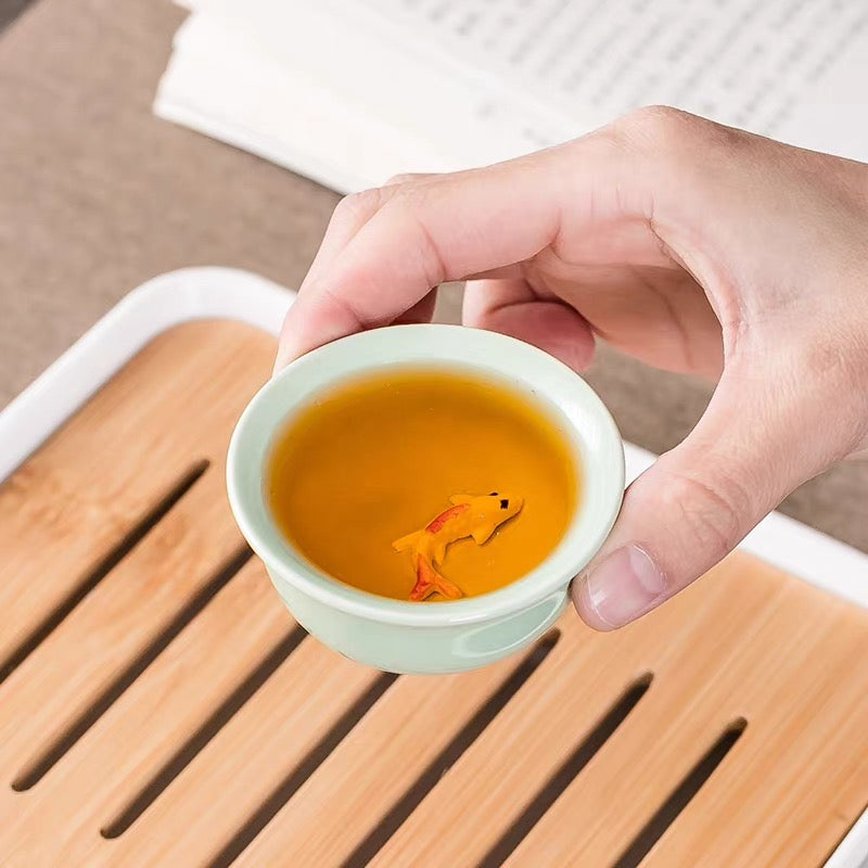 Tazza da tè Gongfu in porcellana Celadon con Pesce Koi