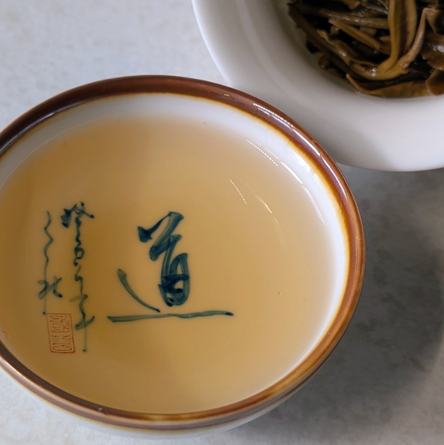a detail of the tea liquor color of a raw pu erh tea
