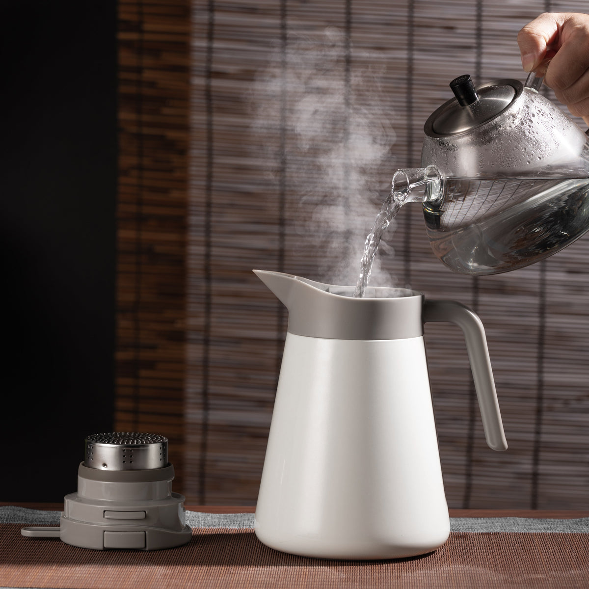 Vakuum-Thermoskanne, Teekanne mit Sieb/Infuser 1,3 Liter, Weiß