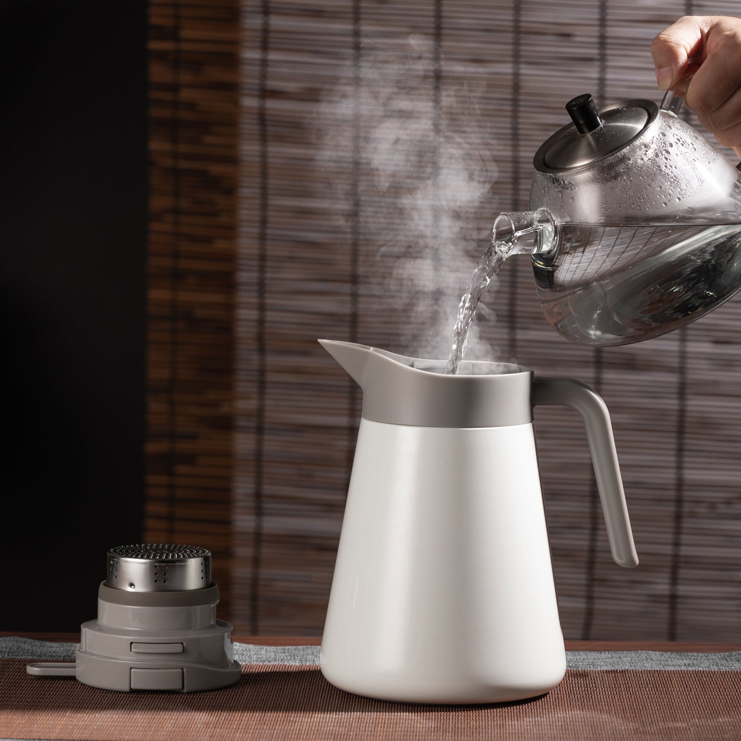 puring hot water in a jug