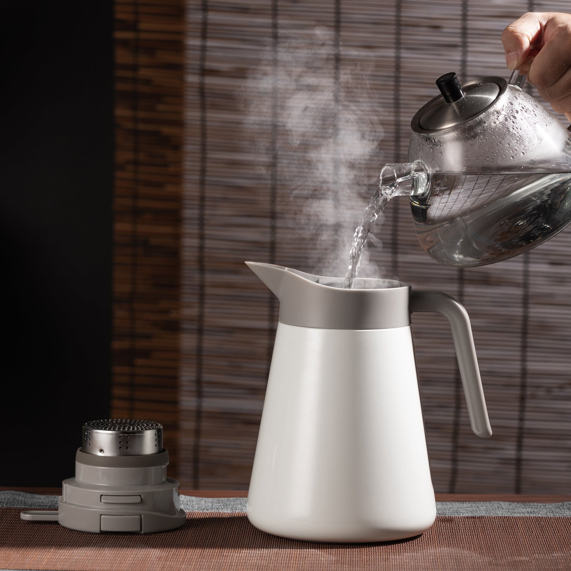 puring hot water in a jug