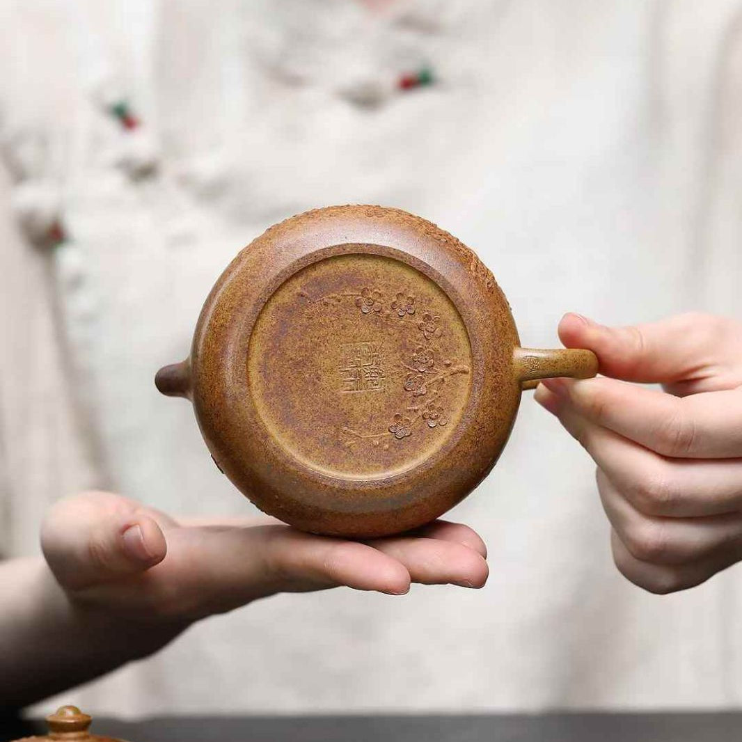 bottom yixing teapot detail