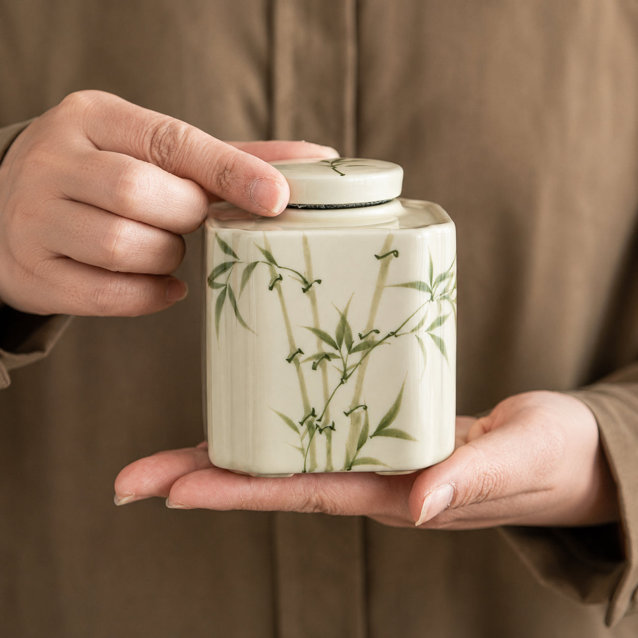 Recipient chinezesc din ceramică pentru ceai vrac, pictat manual cu bambus