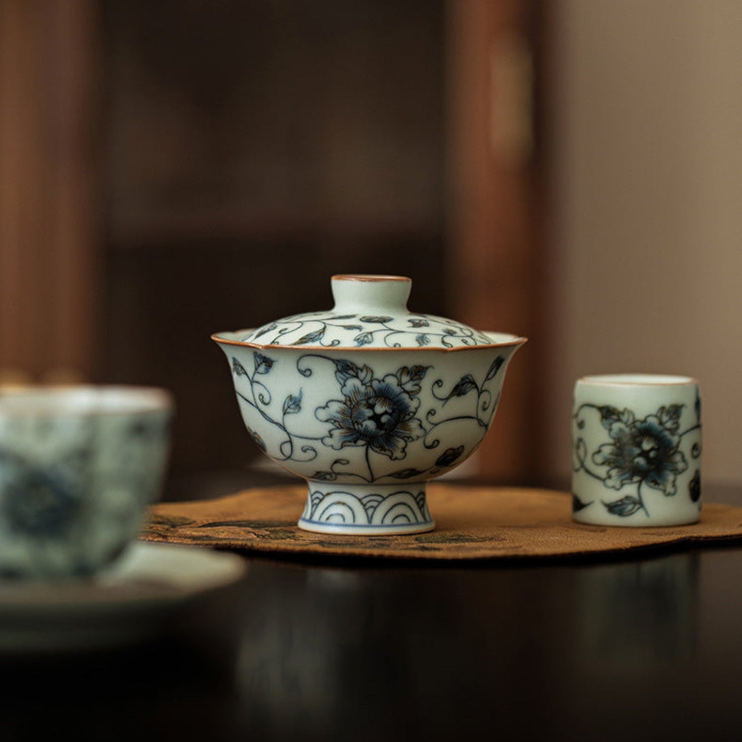 ceramic gaiwan with flower decoration
