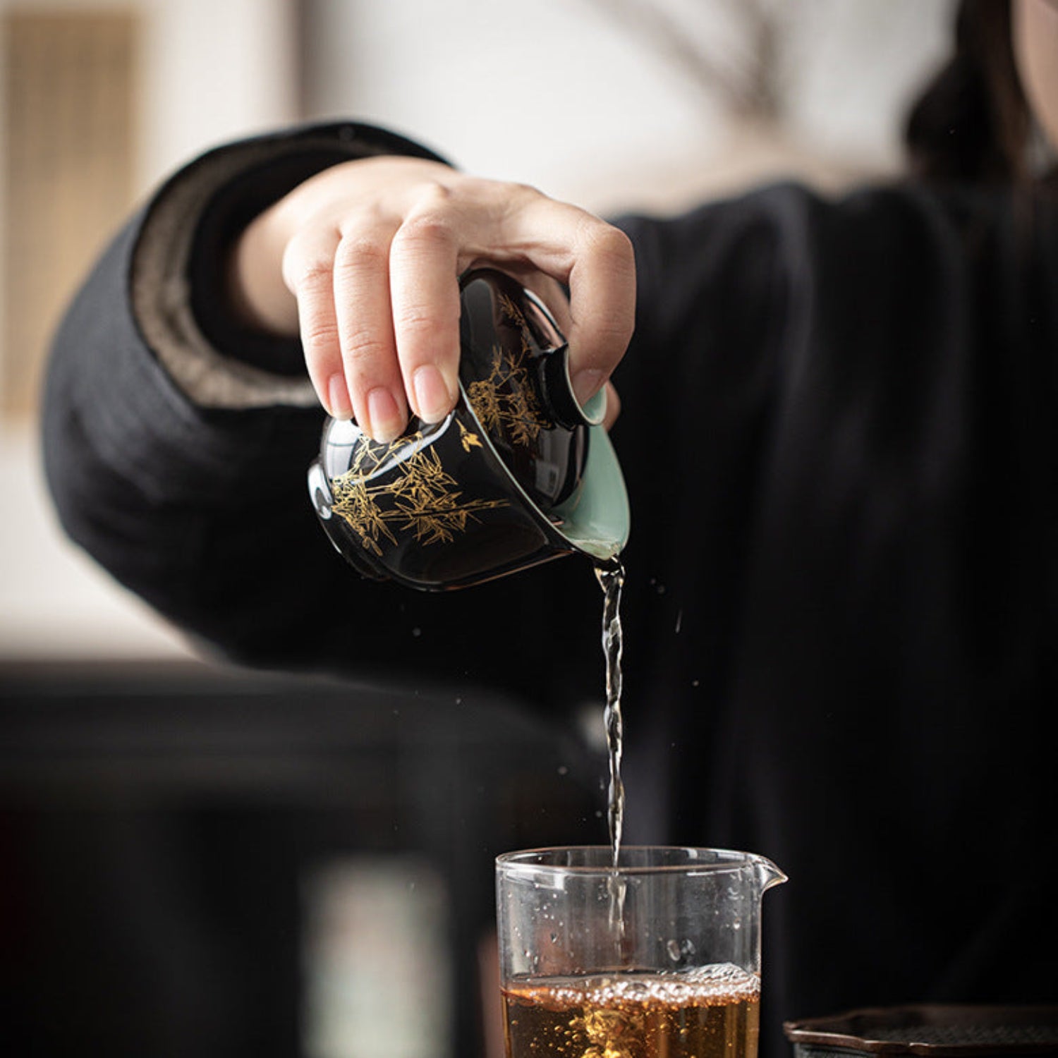 pouring raw pu erh with a gaiwan, gongfu tea brewing gaiwan 