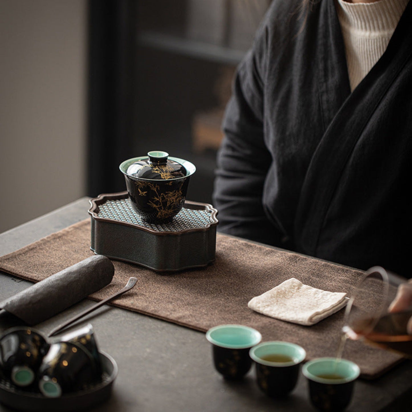 gongfu cha, raw pu erh gongfu brewing with black gaiwan 