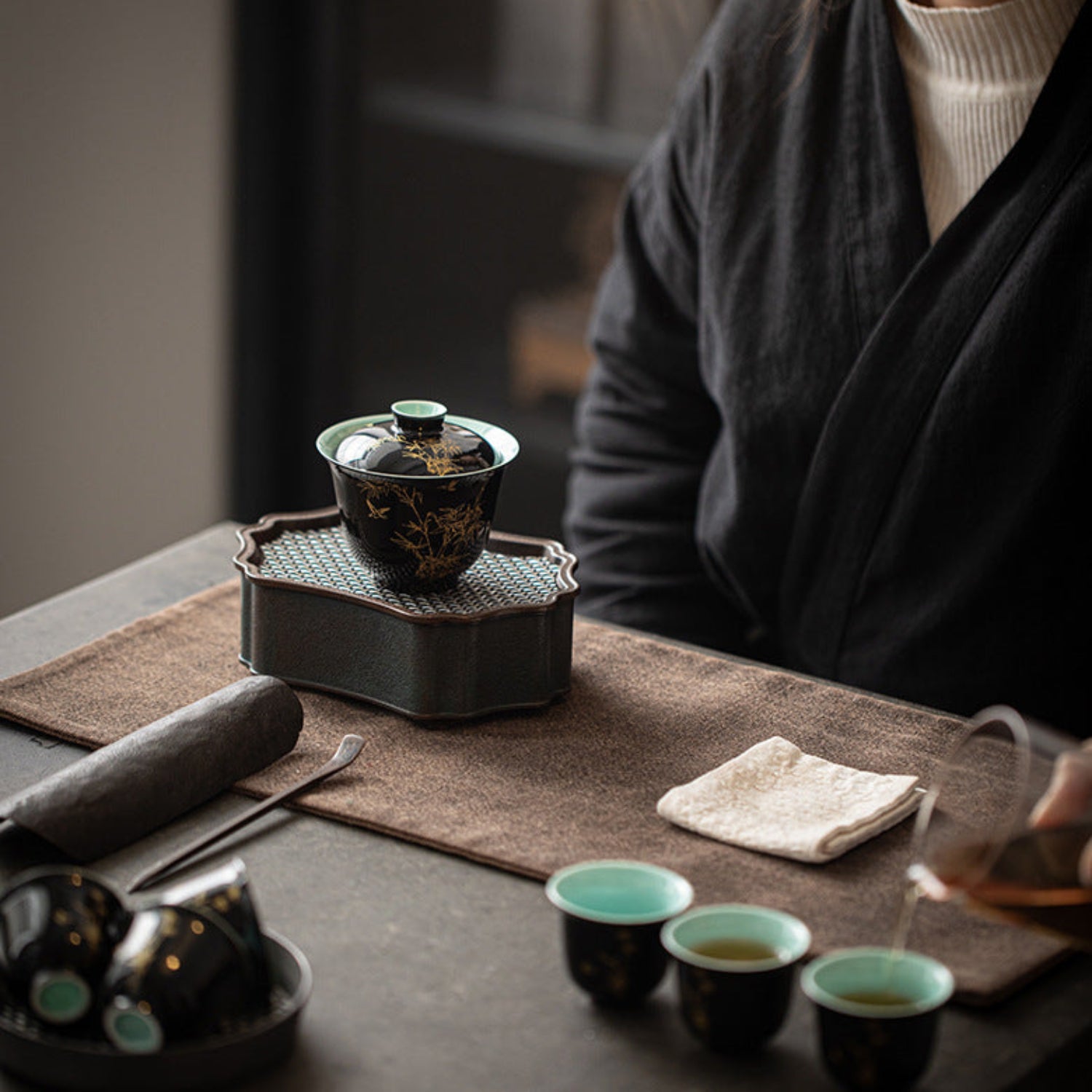 gongfu cha, raw pu erh gongfu brewing with black gaiwan 