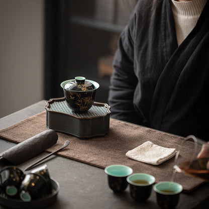gongfu cha, raw pu erh gongfu brewing with black gaiwan 