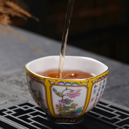 Mistrovský porcelánový šálek na čaj
