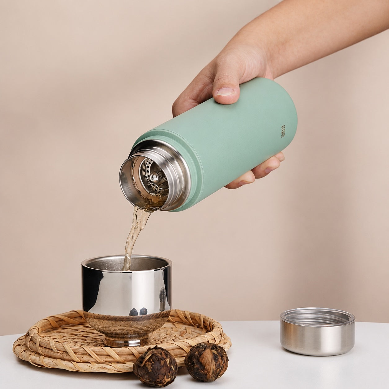 Green Insulated Water/Tea Bottle with Filter & Integrated Cup 400ml