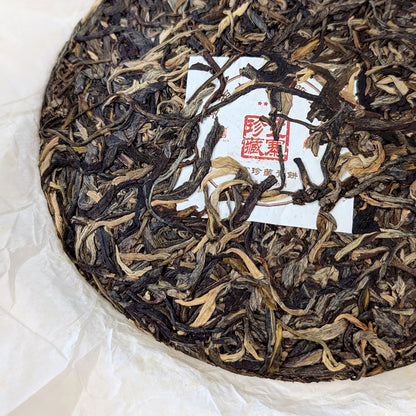 a tea cake made from big tea leaves and buds